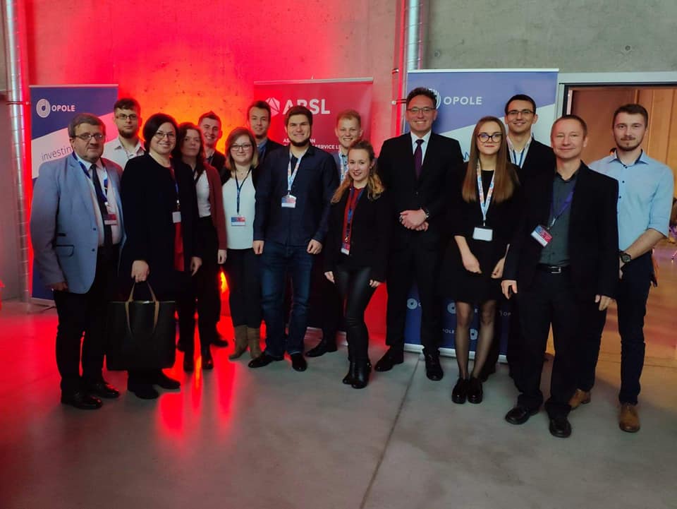 Konferencja Opole the place to grow - zdjęcie reprezentacji Instytutu Informatyki z Rektorem Politechniki Opolskiej prof. Markiem Tukiendorfem